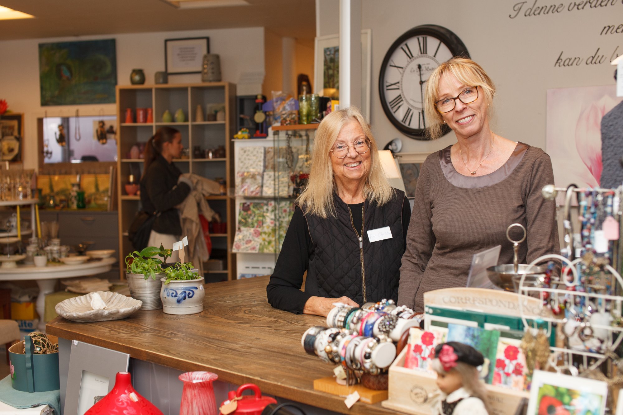 Frivillige i HappyHand-butikken